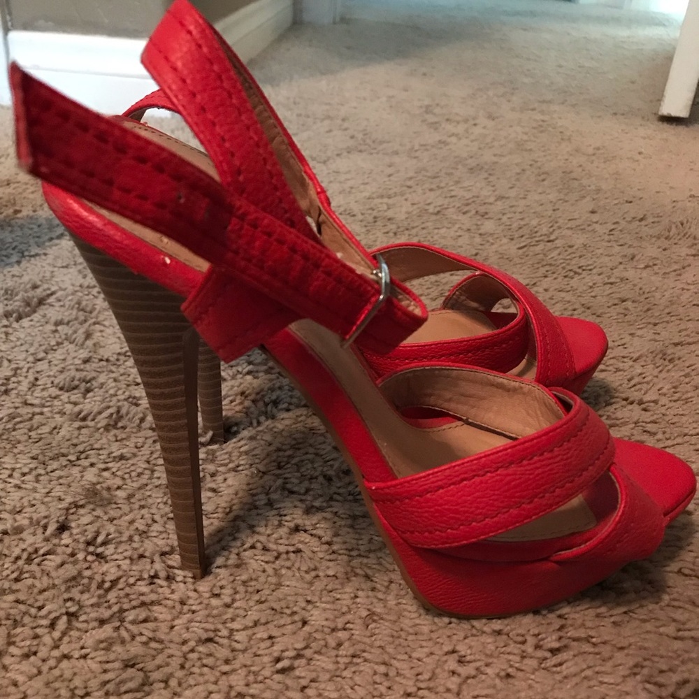 Cute and summery heels!